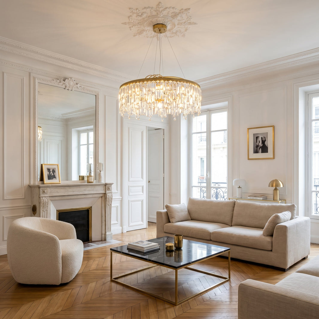 Lustre rond Aloria à franges de cristal doré allumé dans un salon haussmannien avec cheminée
