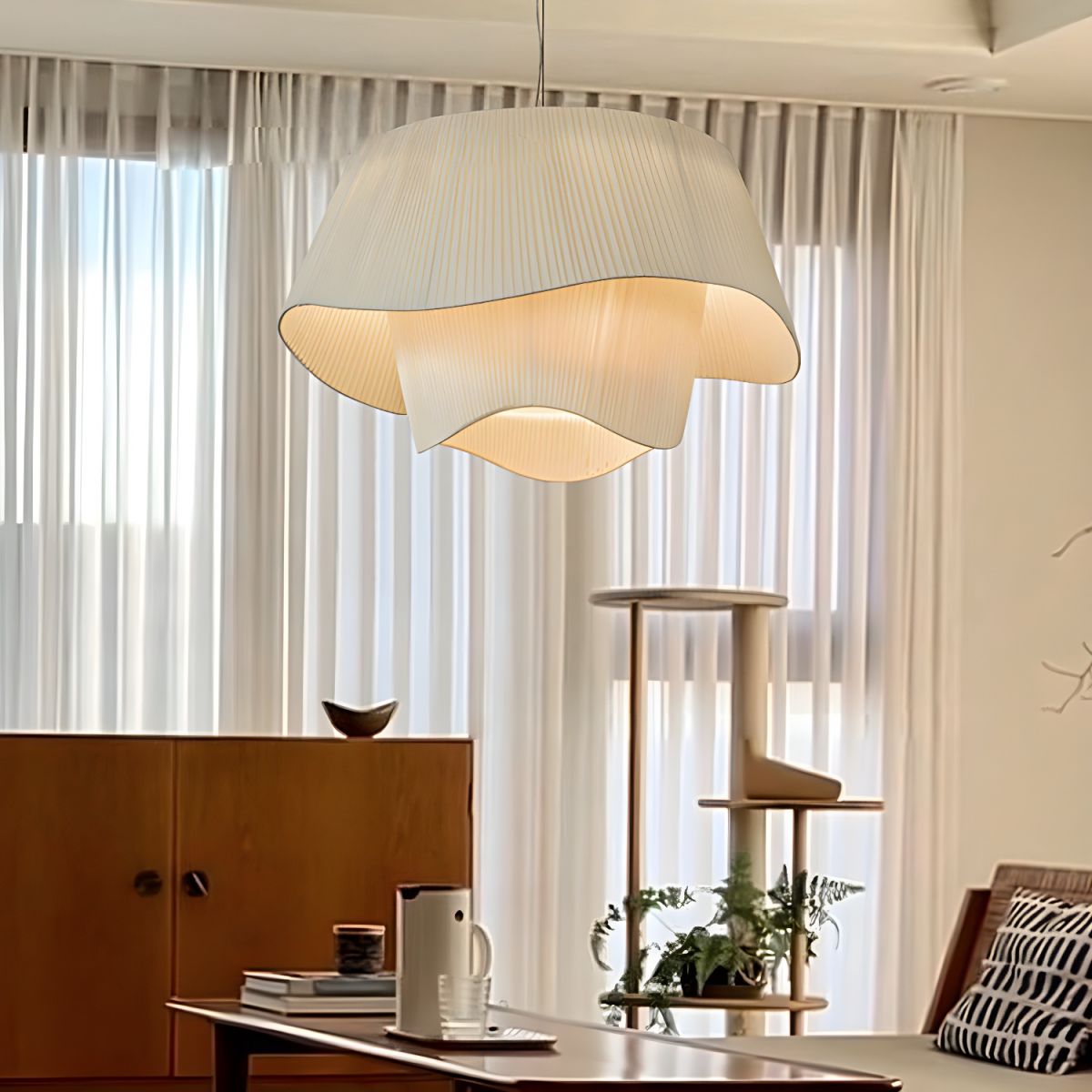 Suspension moderne en tissu plissé avec un design fluide et aérien. Parfaite pour une décoration intérieure élégante, elle diffuse une lumière douce et chaleureuse, idéale pour un salon, une chambre ou une salle à manger.