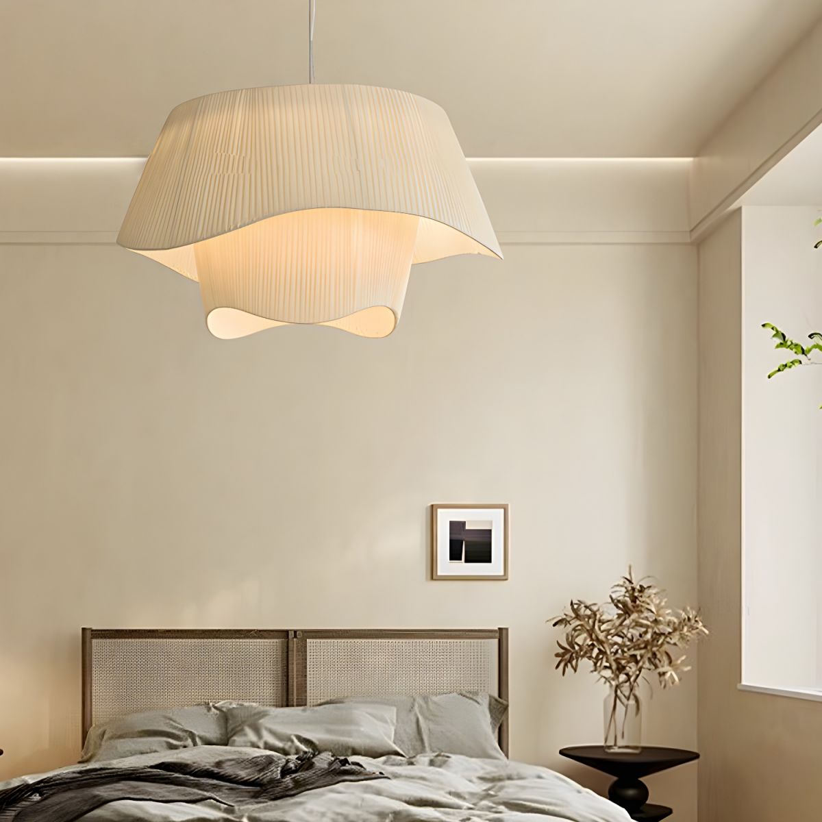 Suspension moderne en tissu plissé avec un design fluide et aérien. Parfaite pour une décoration intérieure élégante, elle diffuse une lumière douce et chaleureuse, idéale pour un salon, une chambre ou une salle à manger.