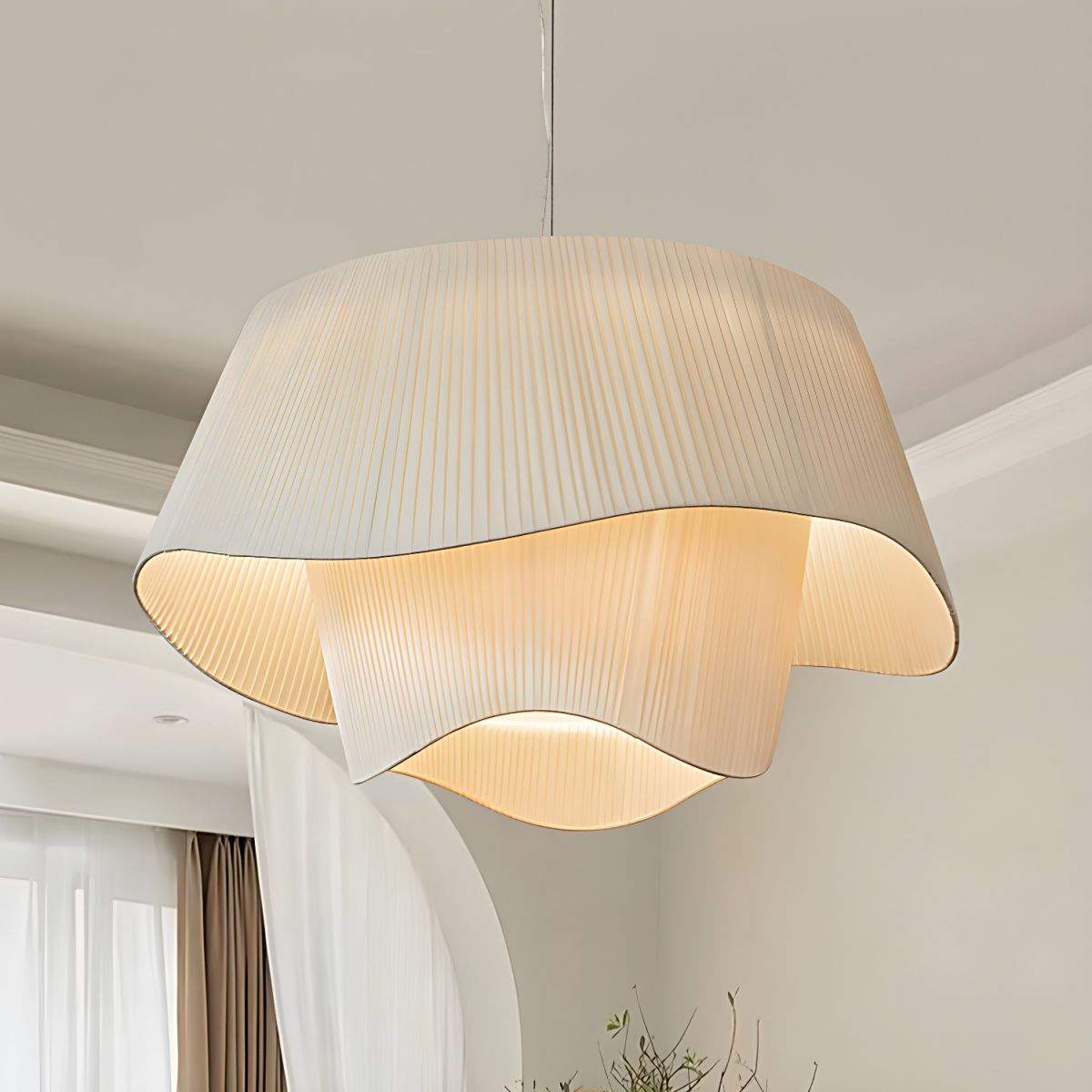 Suspension moderne en tissu plissé avec un design fluide et aérien. Parfaite pour une décoration intérieure élégante, elle diffuse une lumière douce et chaleureuse, idéale pour un salon, une chambre ou une salle à manger.