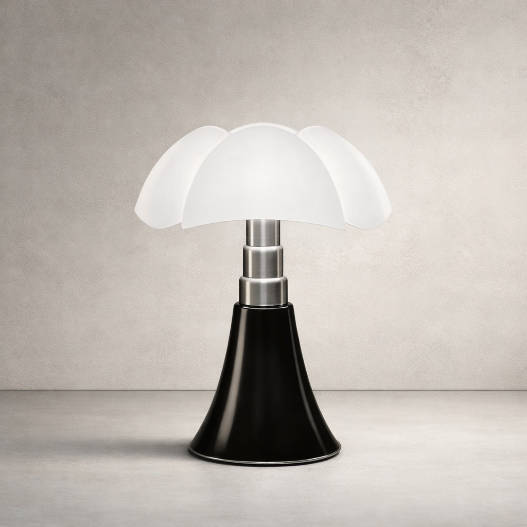 Lampe de table style champignon, abat-jour blanc à pétales, tige métal argent, base conique noire sur fond neutre.