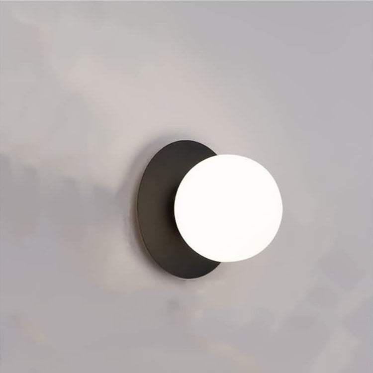 Applique Néveil noire vue de face, globe opalin
