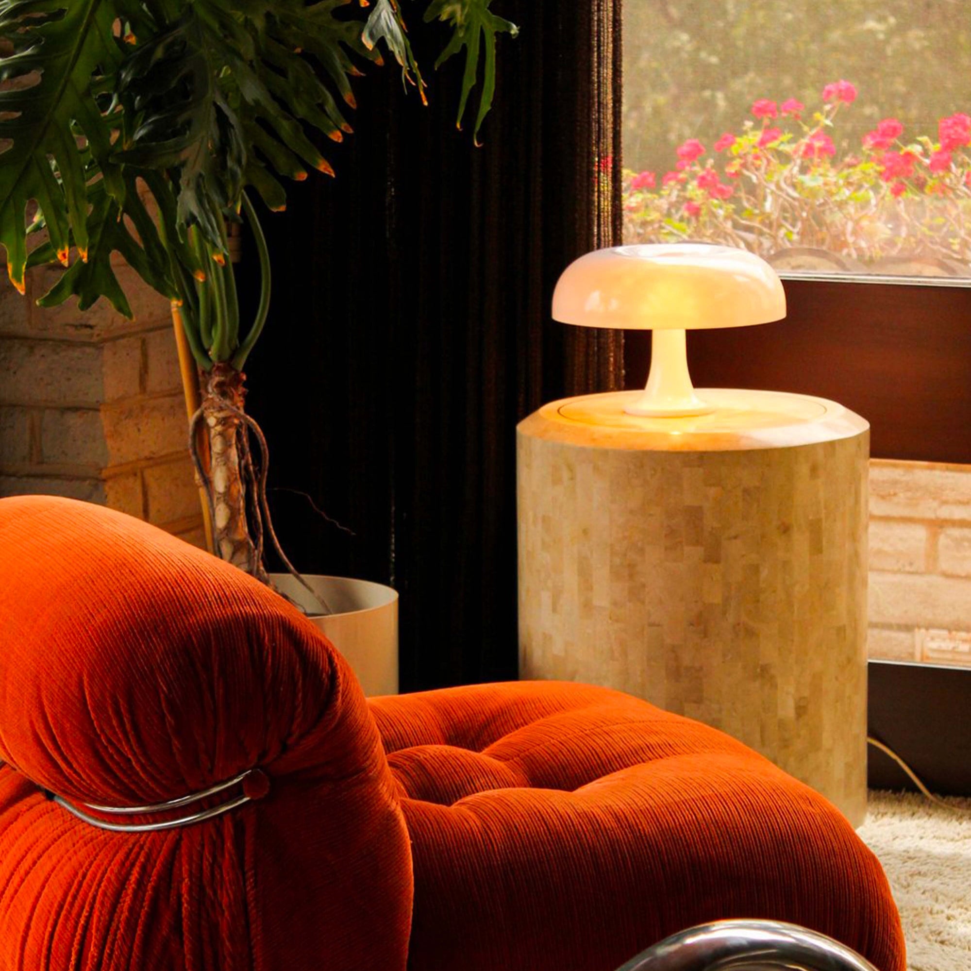 Lampe de table au design champignon avec une finition orange vif et une silhouette rétro. Idéale pour apporter une touche audacieuse et vintage à un salon, une chambre ou un bureau.