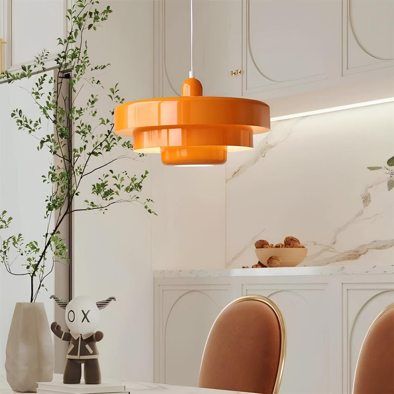 Suspension au style nordique et rétro avec une finition orange éclatante. Idéale pour illuminer une cuisine ou une salle à manger tout en apportant une touche vintage et moderne à votre intérieur.