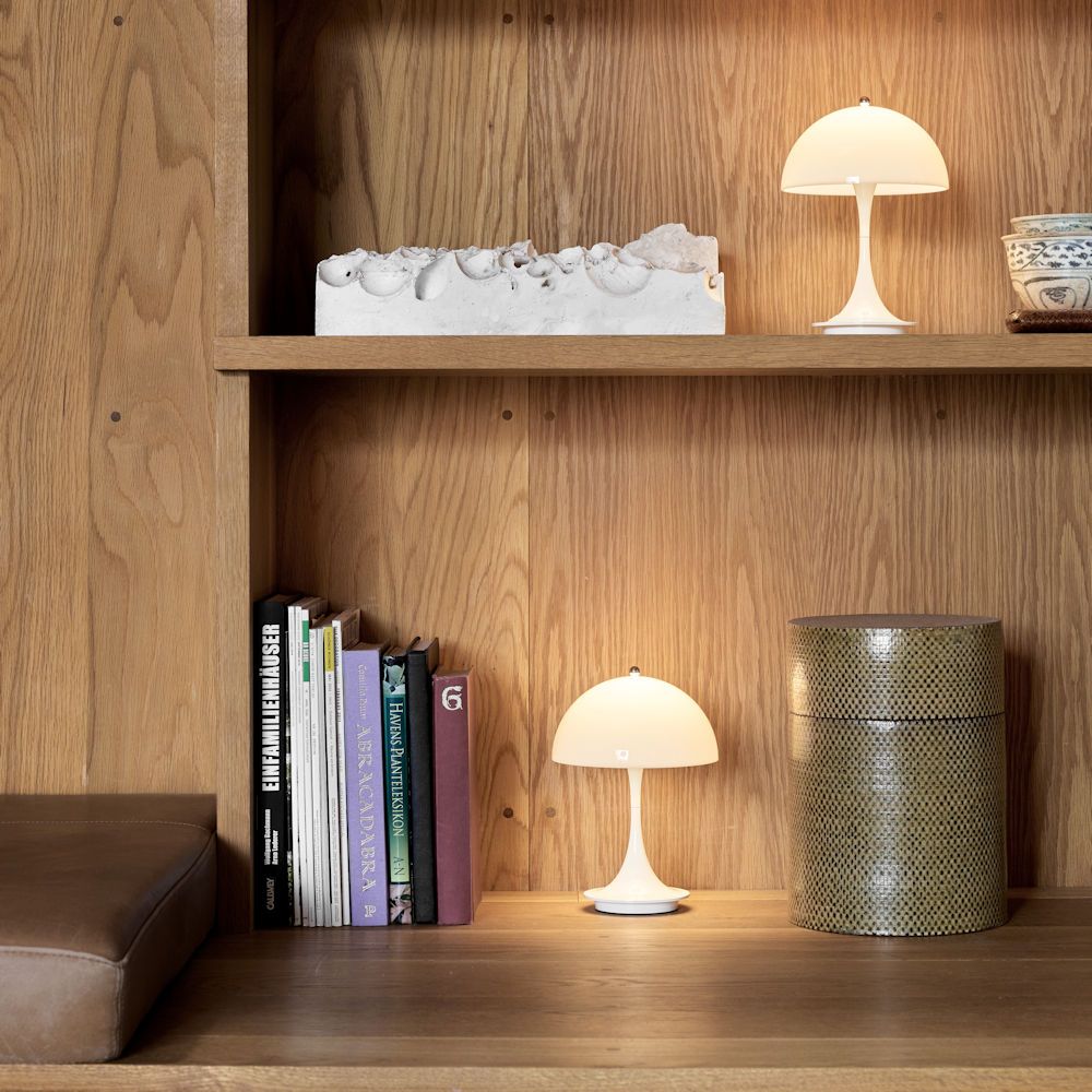 Lampe Lunéa allumée sur une étagère en bois