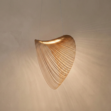 Suspension Sculpturale en Bois Ondulé - Brisora