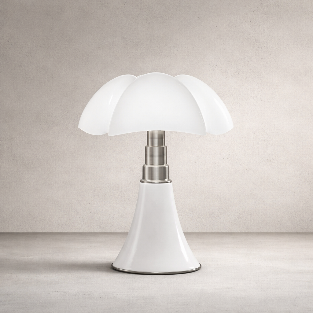 Lampe de table style champignon, abat-jour blanc à pétales, tige métal argent, base conique blanche sur fond neutre.