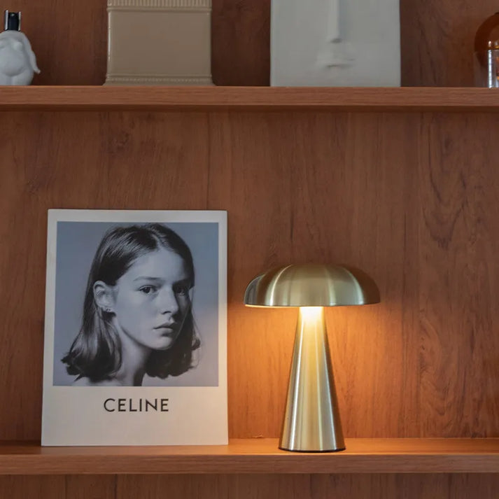 Lampe Fuméa dorée allumée sur une étagère