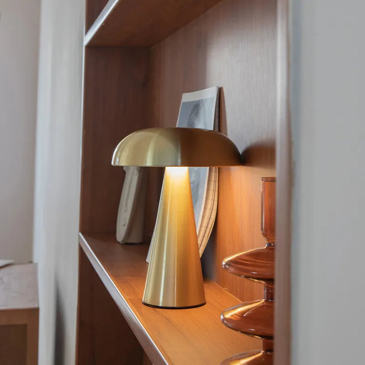Lampe Fuméa dorée allumée dans une bibliothèque