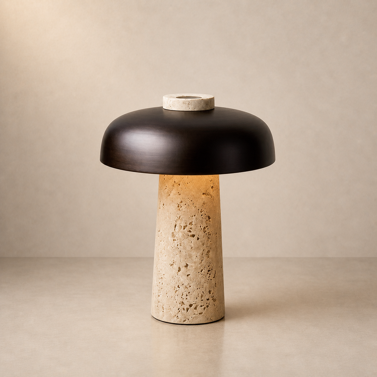 Lampe de Table en Travertin et Métal Noir – Noxéa