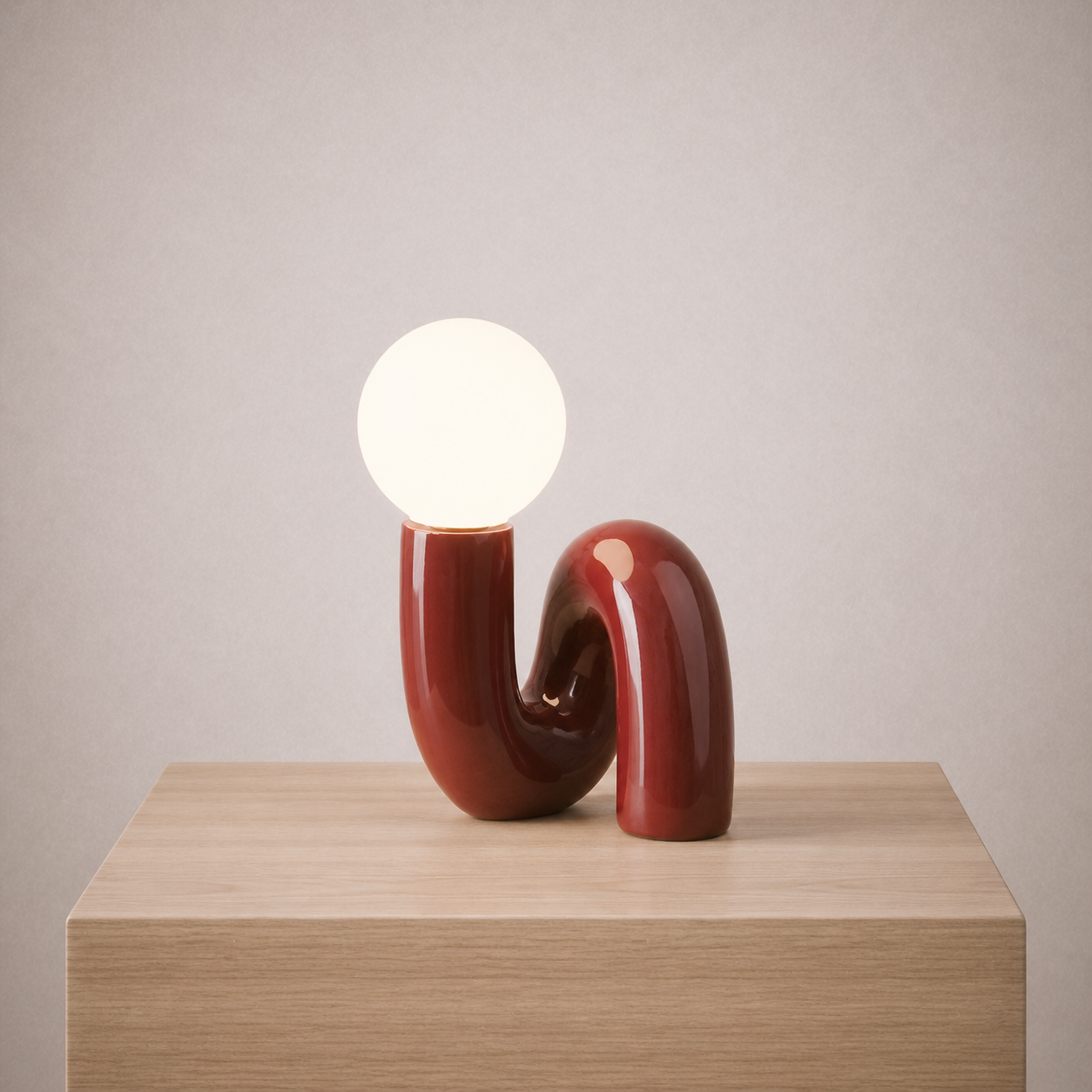 Lampe de Table Design en Résine Rouge et Globe Opalin – Cérona