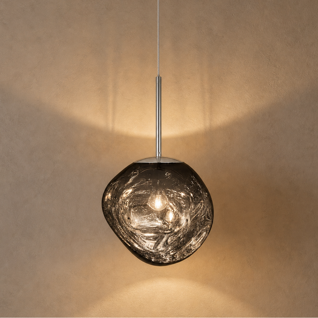 Suspension Mélora en verre fumé allumée