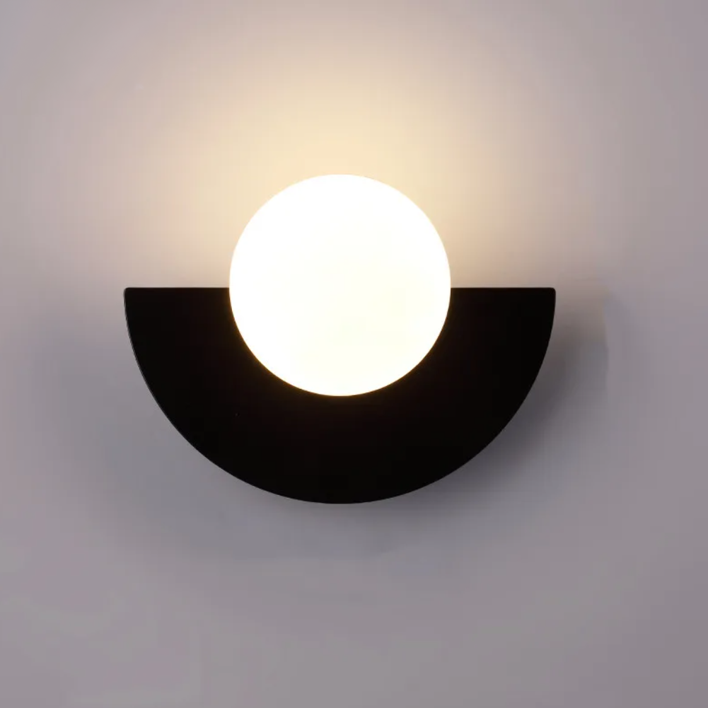 Applique murale LED moderne en forme de demi-lune, parfaite pour un éclairage doux et design. Idéale pour créer une ambiance chaleureuse dans un salon, une chambre ou un couloir.