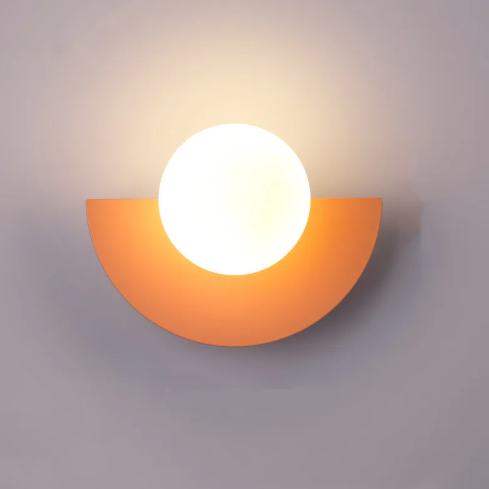 Applique murale LED moderne en forme de demi-lune, parfaite pour un éclairage doux et design. Idéale pour créer une ambiance chaleureuse dans un salon, une chambre ou un couloir.