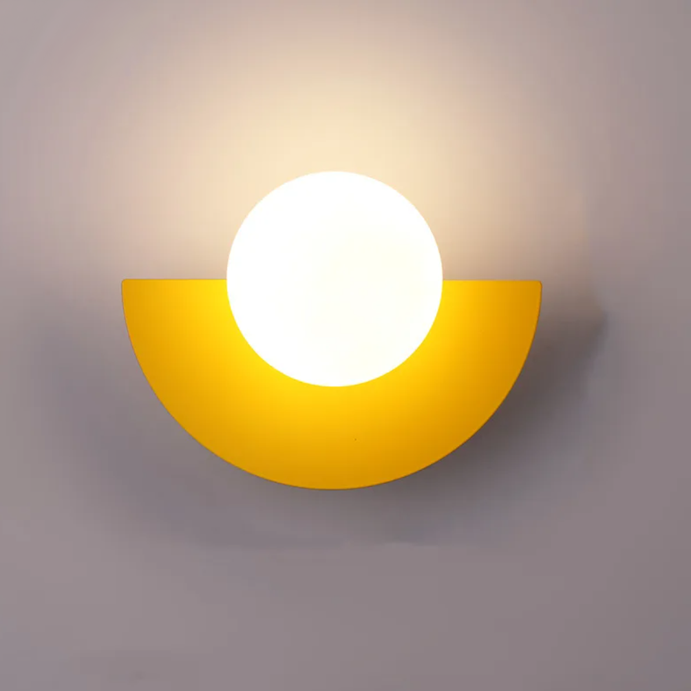 Applique murale LED moderne en forme de demi-lune, parfaite pour un éclairage doux et design. Idéale pour créer une ambiance chaleureuse dans un salon, une chambre ou un couloir.