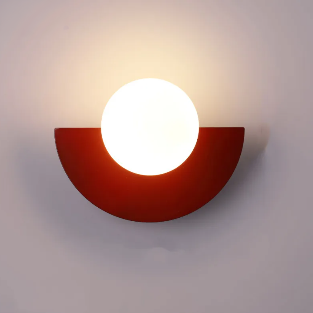 Applique murale LED moderne en forme de demi-lune, parfaite pour un éclairage doux et design. Idéale pour créer une ambiance chaleureuse dans un salon, une chambre ou un couloir.
