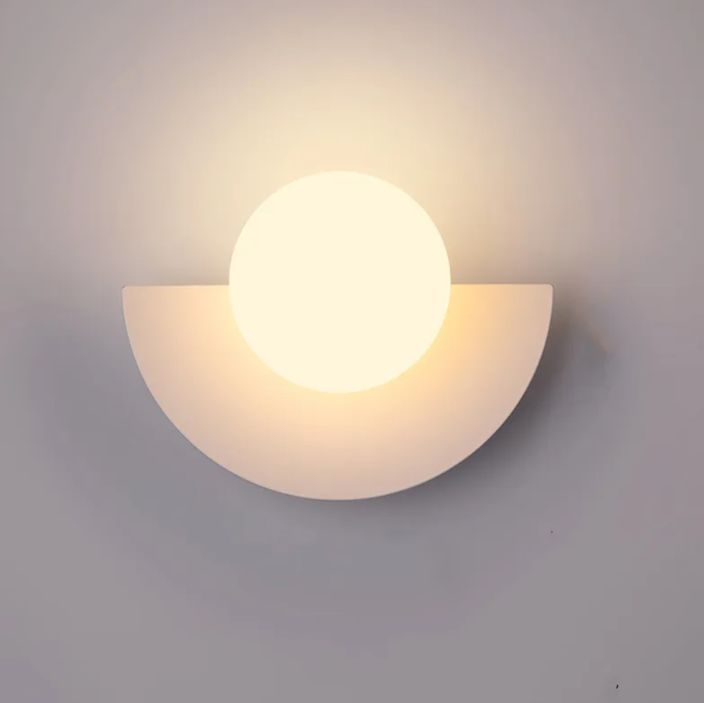 Applique Haléil blanche allumée, globe et demi-lune