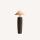 Stehlampe aus geschnitztem Holz – Natur und Eleganz