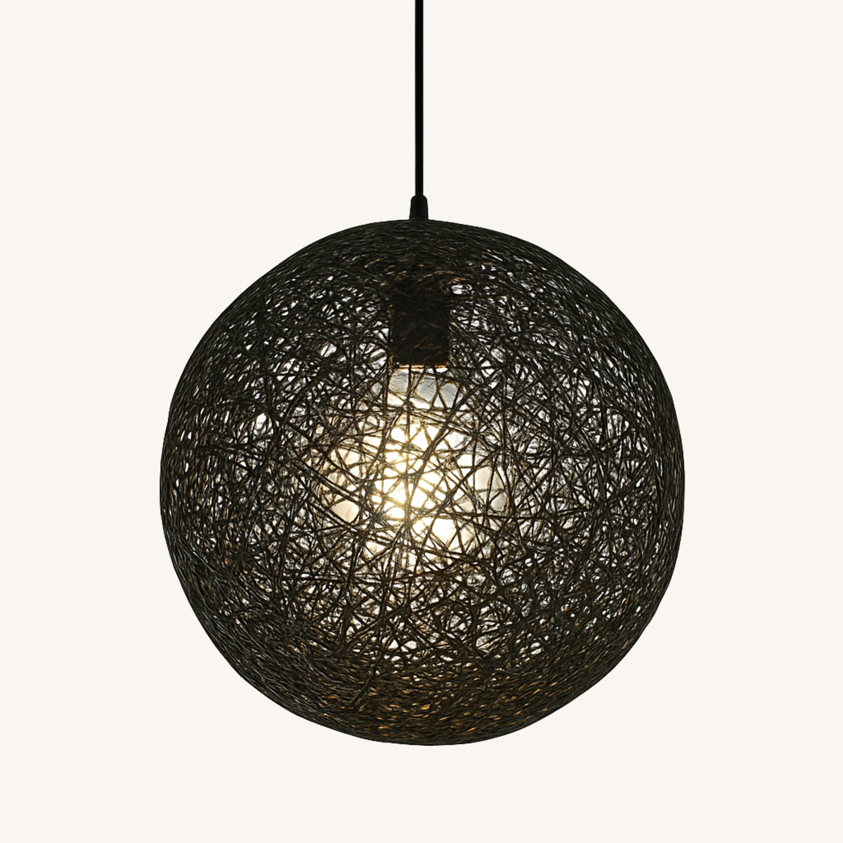 Suspension Tresséa, boule en fil tressé noir allumée