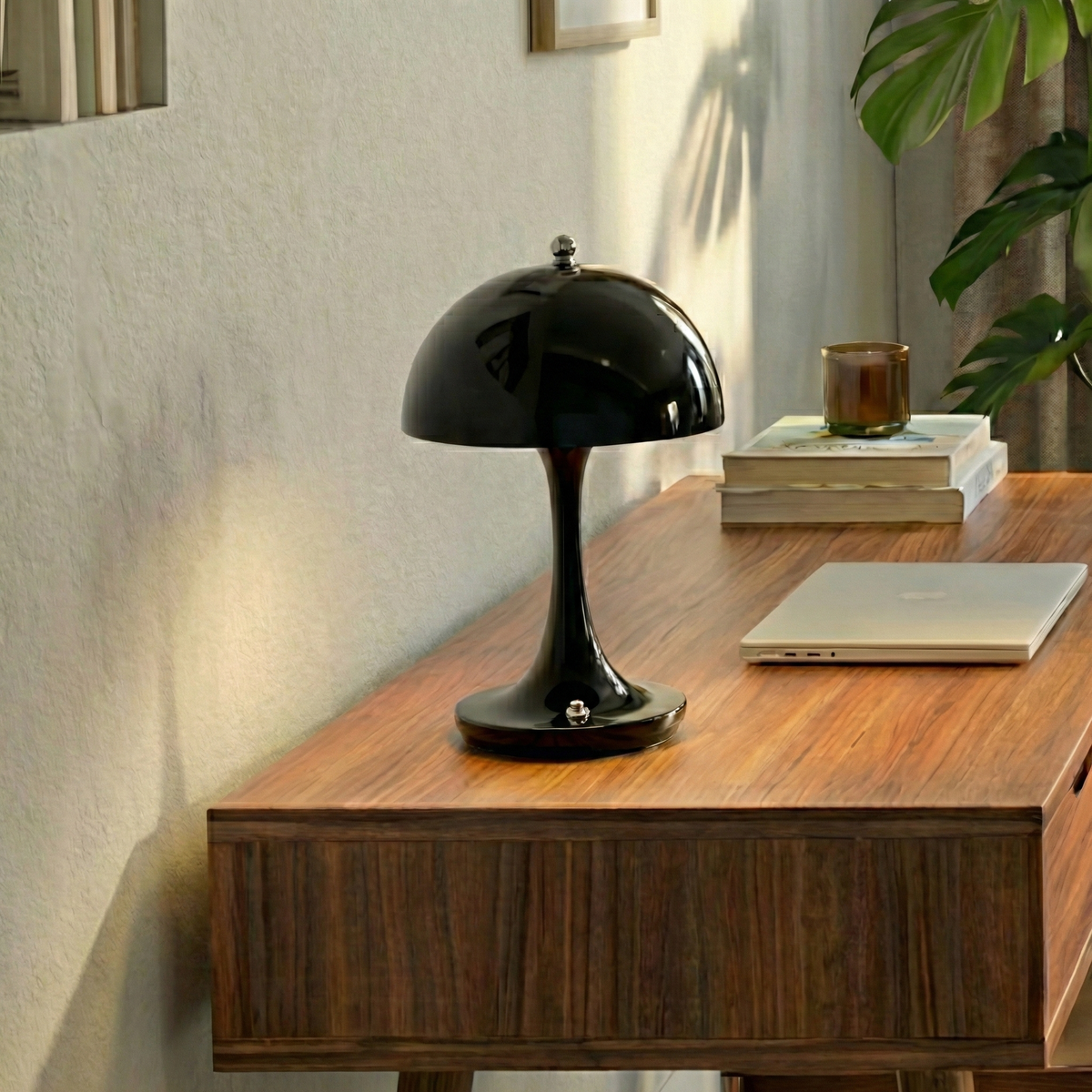 Lampe Lunéa noire allumée sur un bureau