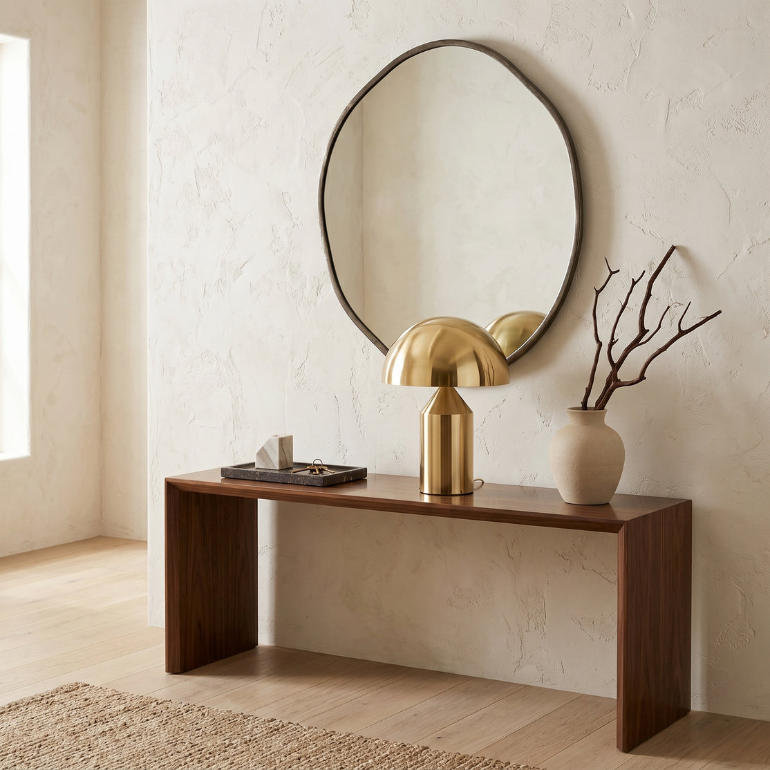 Lampe Oréa dorée sur une console sous un miroir