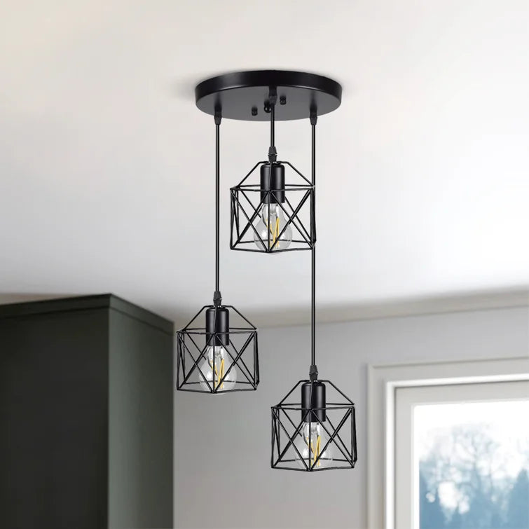 Suspension au style industriel avec trois abat-jours géométriques en métal noir. Idéale pour sublimer un intérieur contemporain ou loft, parfaite pour une cuisine, une salle à manger ou un salon moderne.