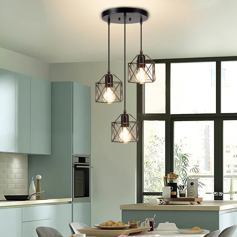 Suspension au style industriel avec trois abat-jours géométriques en métal noir. Idéale pour sublimer un intérieur contemporain ou loft, parfaite pour une cuisine, une salle à manger ou un salon moderne.