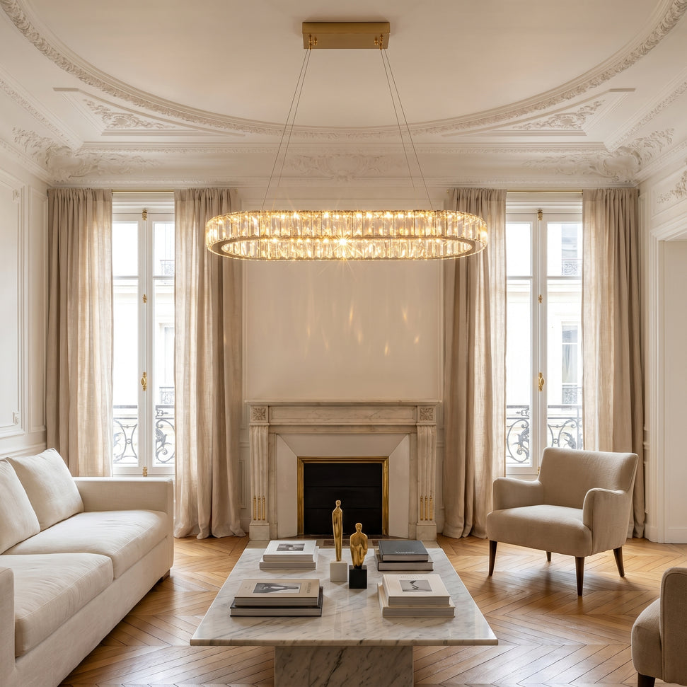 Lustre Orvella allumé dans un salon haussmannien