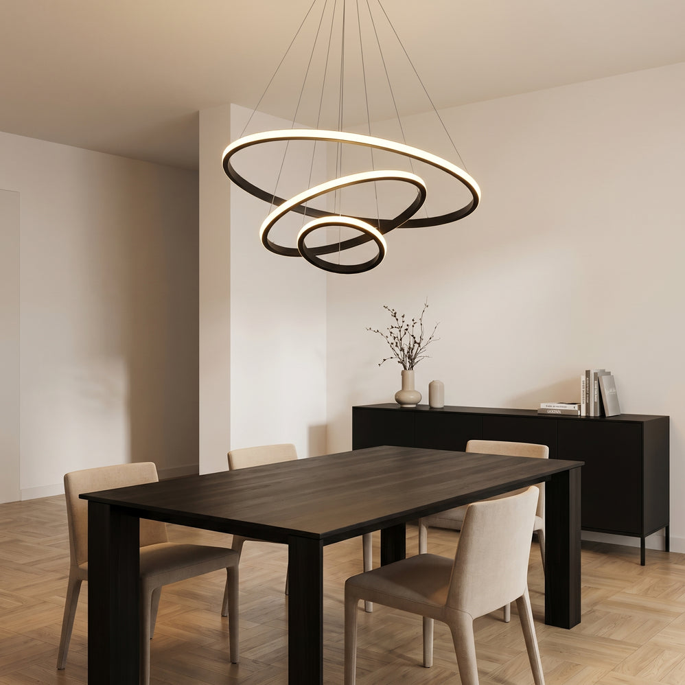 Lustre Élyron noir au-dessus d'une table de repas
