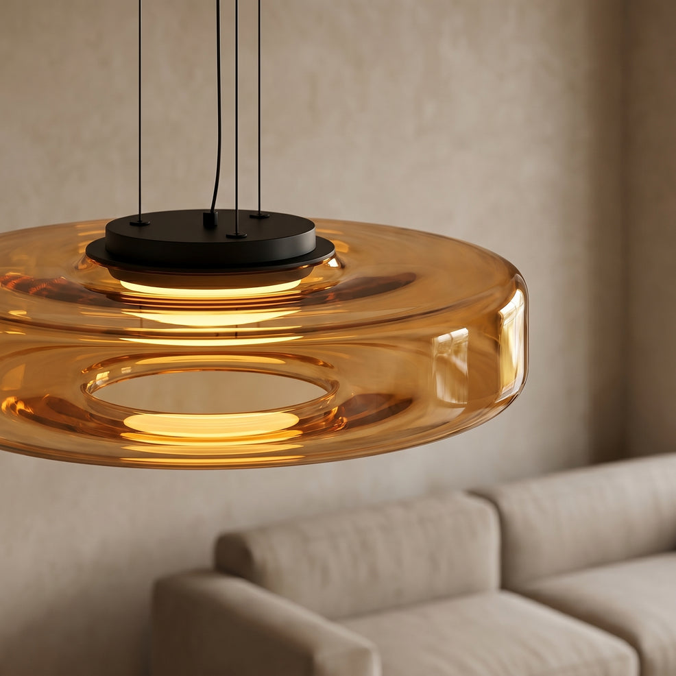 Détail du verre ambré et du corps noir de la suspension Verdora