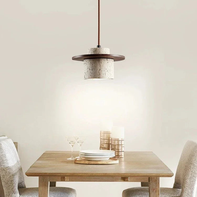 Cette suspension élégante combine harmonieusement la pierre naturelle et le bois pour un design unique et moderne. Idéale pour une chambre à coucher ou un salon, elle diffuse une lumière chaleureuse tout en apportant une touche de style organique et raffiné à votre intérieur.