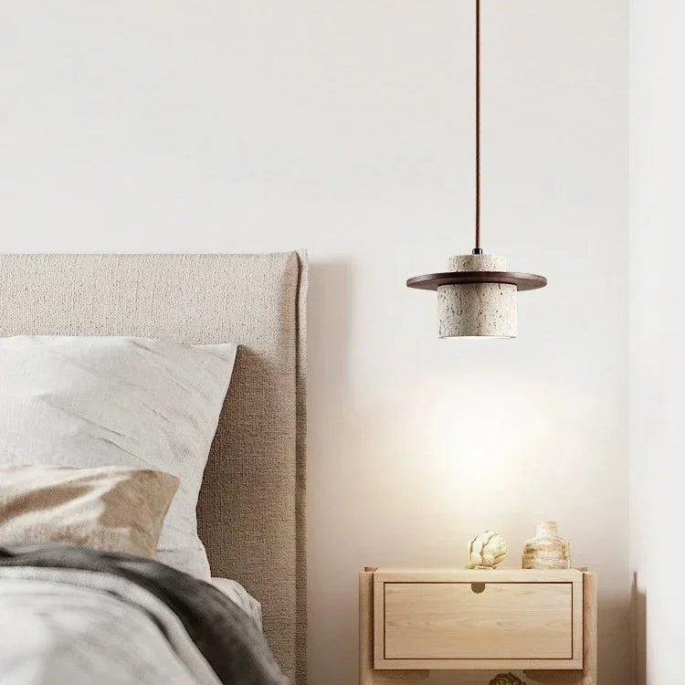Cette suspension élégante combine harmonieusement la pierre naturelle et le bois pour un design unique et moderne. Idéale pour une chambre à coucher ou un salon, elle diffuse une lumière chaleureuse tout en apportant une touche de style organique et raffiné à votre intérieur.