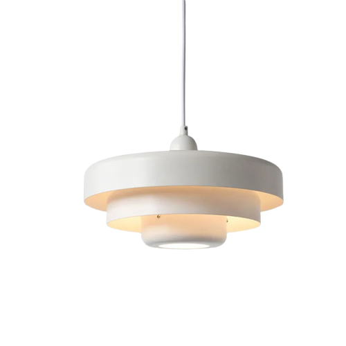 Suspension au style nordique et rétro avec une finition orange éclatante. Idéale pour illuminer une cuisine ou une salle à manger tout en apportant une touche vintage et moderne à votre intérieur.
