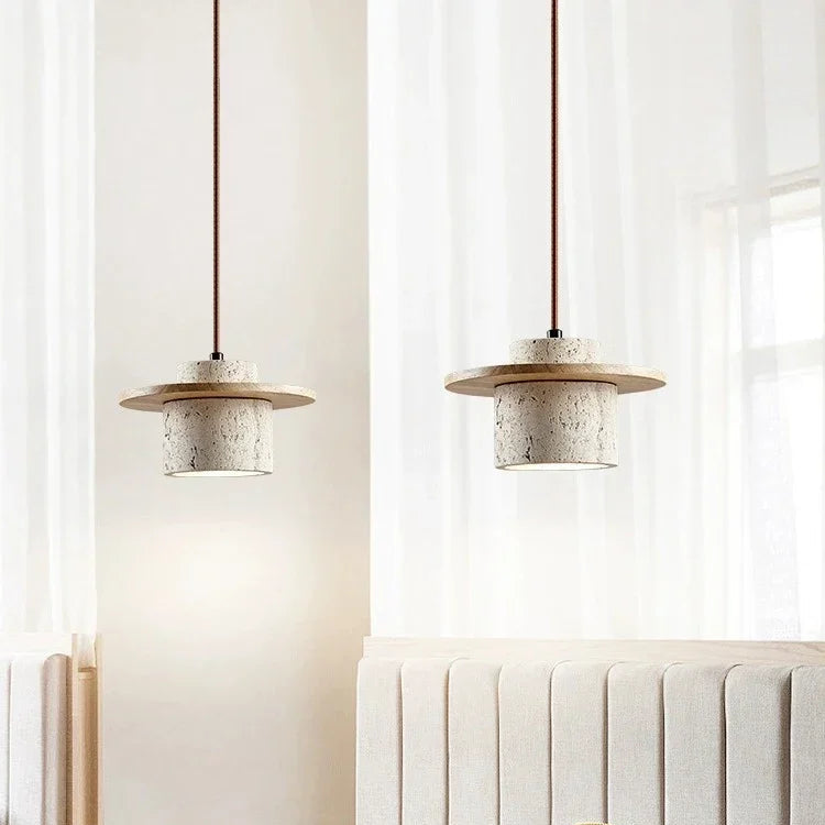 Cette suspension élégante combine harmonieusement la pierre naturelle et le bois pour un design unique et moderne. Idéale pour une chambre à coucher ou un salon, elle diffuse une lumière chaleureuse tout en apportant une touche de style organique et raffiné à votre intérieur.