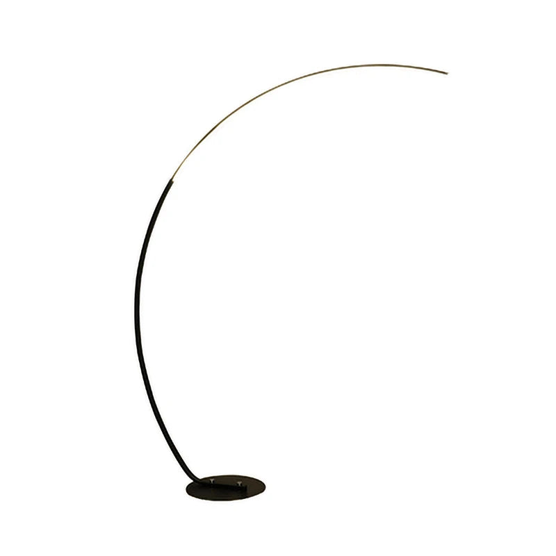 Lampadaire arc au design minimaliste et épuré, équipé d’un éclairage LED discret. Idéal pour ajouter une touche contemporaine et élégante à un salon ou une salle à manger.