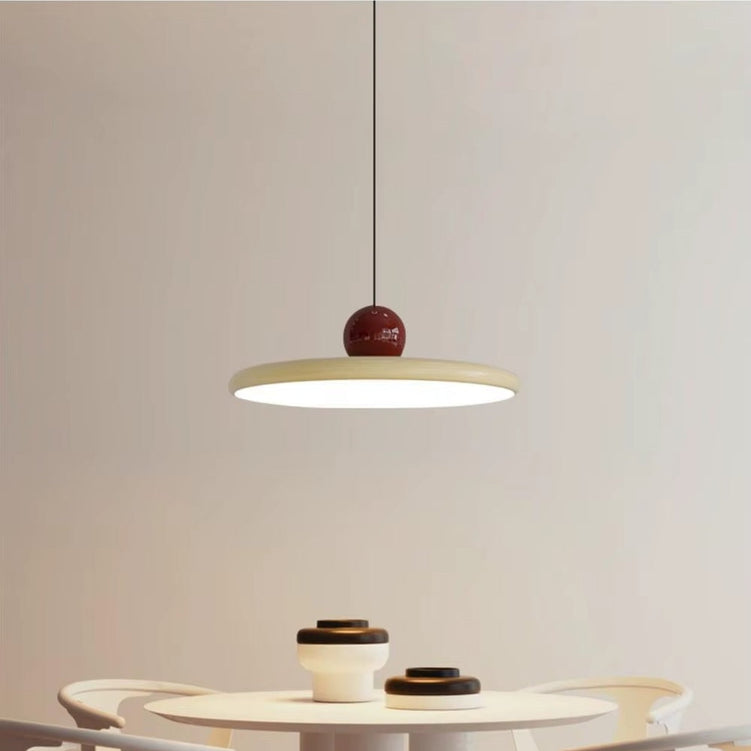 Suspension Olivora au-dessus d'une table ronde