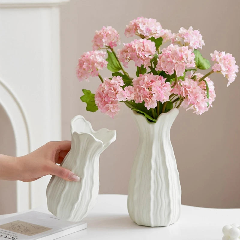Vase Sculptural Crème – Formes Organiques et Design Contemporain