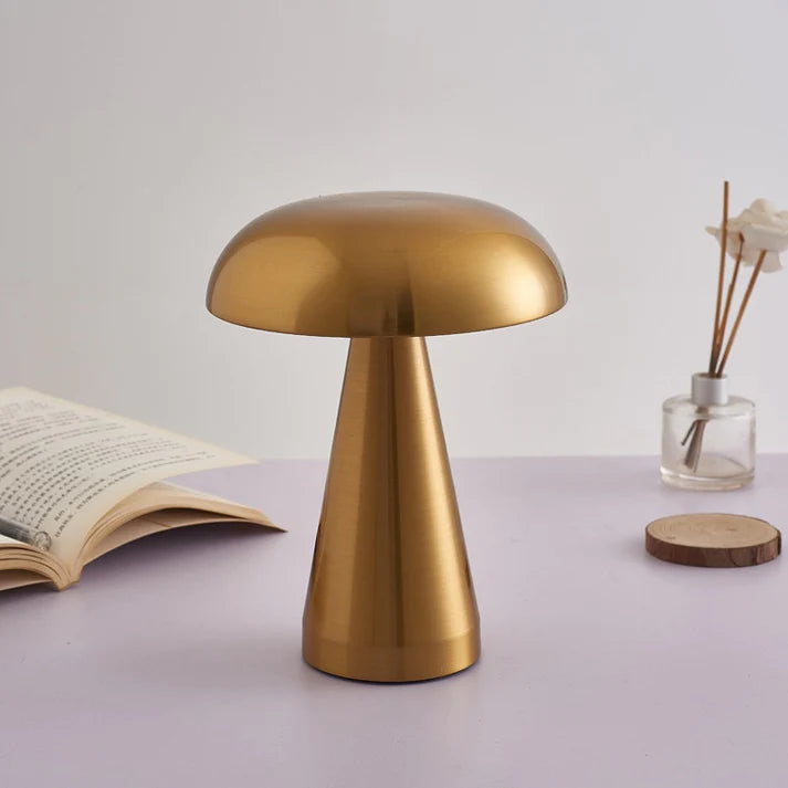 Lampe de table au design champignon avec une finition métallique brossée. Parfaite pour un intérieur moderne et minimaliste, elle apporte une touche élégante et contemporaine à un salon, une chambre ou un bureau.