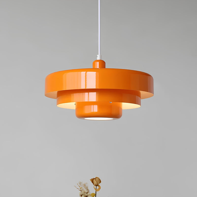 Suspension au style nordique et rétro avec une finition orange éclatante. Idéale pour illuminer une cuisine ou une salle à manger tout en apportant une touche vintage et moderne à votre intérieur.