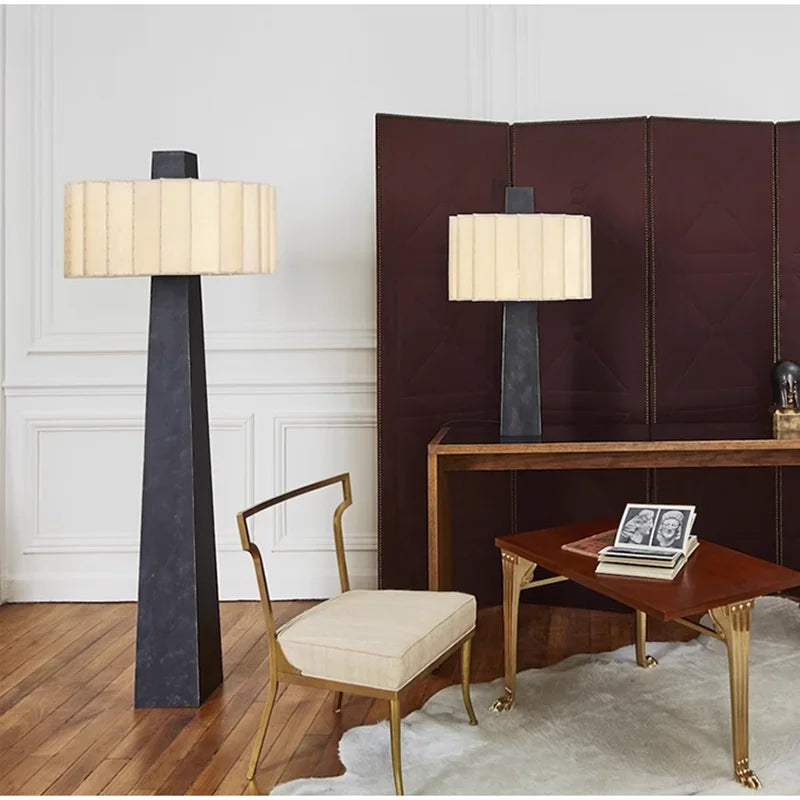 Lampadaire Sculpturaux en Métal Noir – Design Contemporain