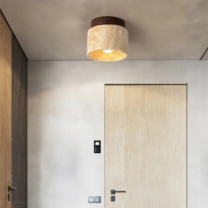 Cette élégante applique murale allie la chaleur du bois et la texture brute de la pierre naturelle, offrant une lumière douce et diffuse. Idéale pour ajouter une touche contemporaine et organique à n'importe quel espace intérieur.