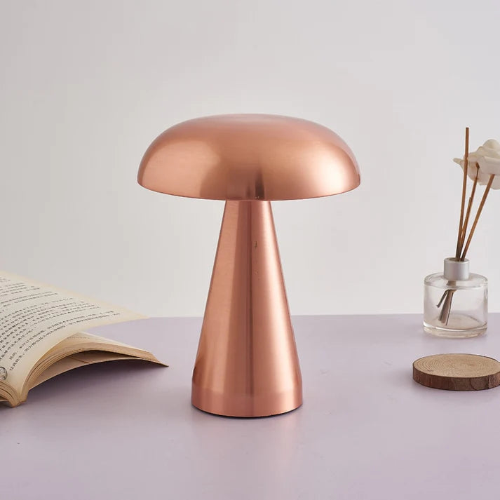 Lampe de table au design champignon avec une finition métallique brossée. Parfaite pour un intérieur moderne et minimaliste, elle apporte une touche élégante et contemporaine à un salon, une chambre ou un bureau.