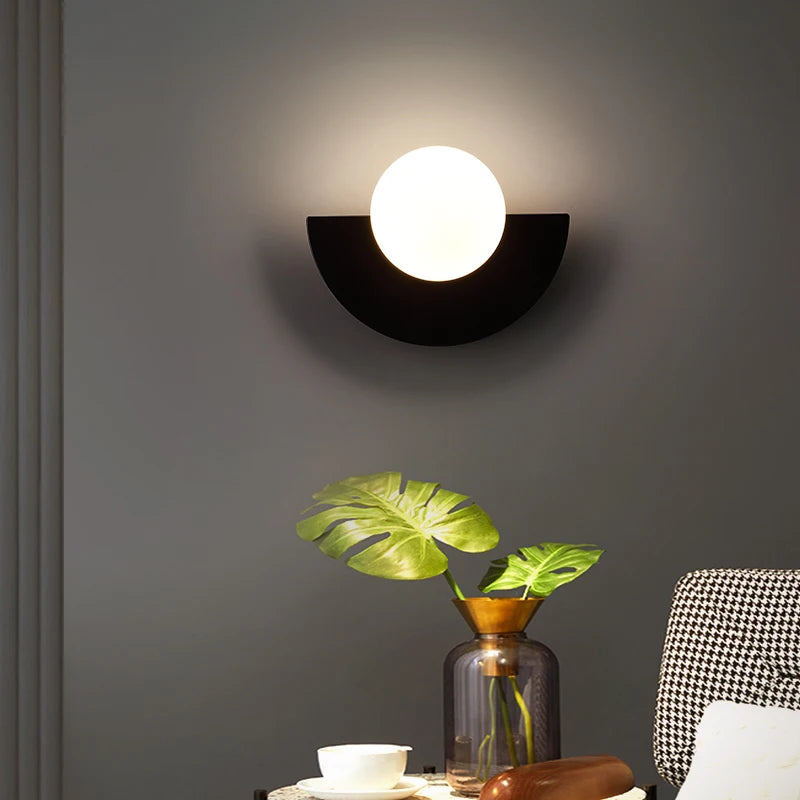 Applique murale LED moderne en forme de demi-lune, parfaite pour un éclairage doux et design. Idéale pour créer une ambiance chaleureuse dans un salon, une chambre ou un couloir.