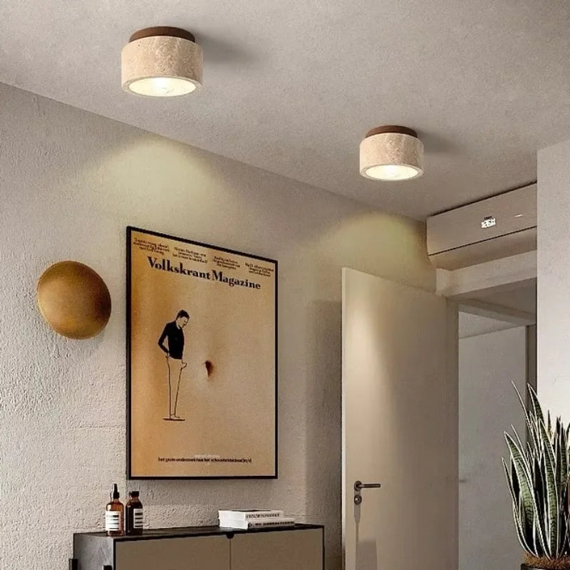 Cette élégante applique murale allie la chaleur du bois et la texture brute de la pierre naturelle, offrant une lumière douce et diffuse. Idéale pour ajouter une touche contemporaine et organique à n'importe quel espace intérieur.