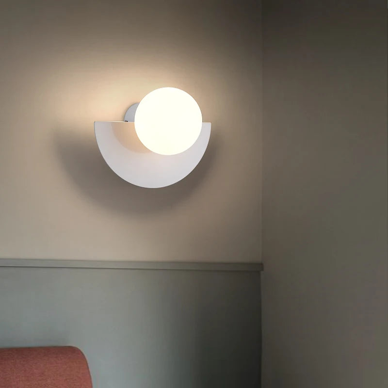 Applique Haléil demi-lune blanche allumée