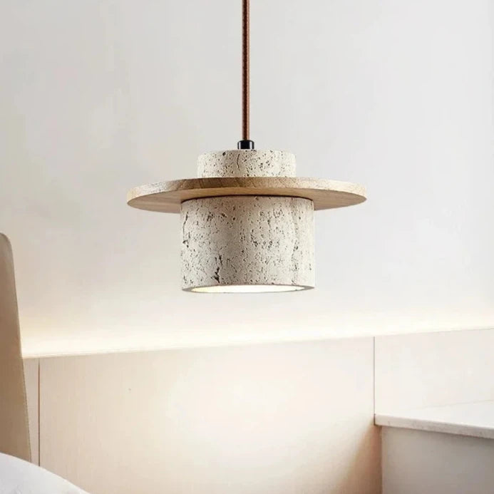 Cette suspension élégante combine harmonieusement la pierre naturelle et le bois pour un design unique et moderne. Idéale pour une chambre à coucher ou un salon, elle diffuse une lumière chaleureuse tout en apportant une touche de style organique et raffiné à votre intérieur.