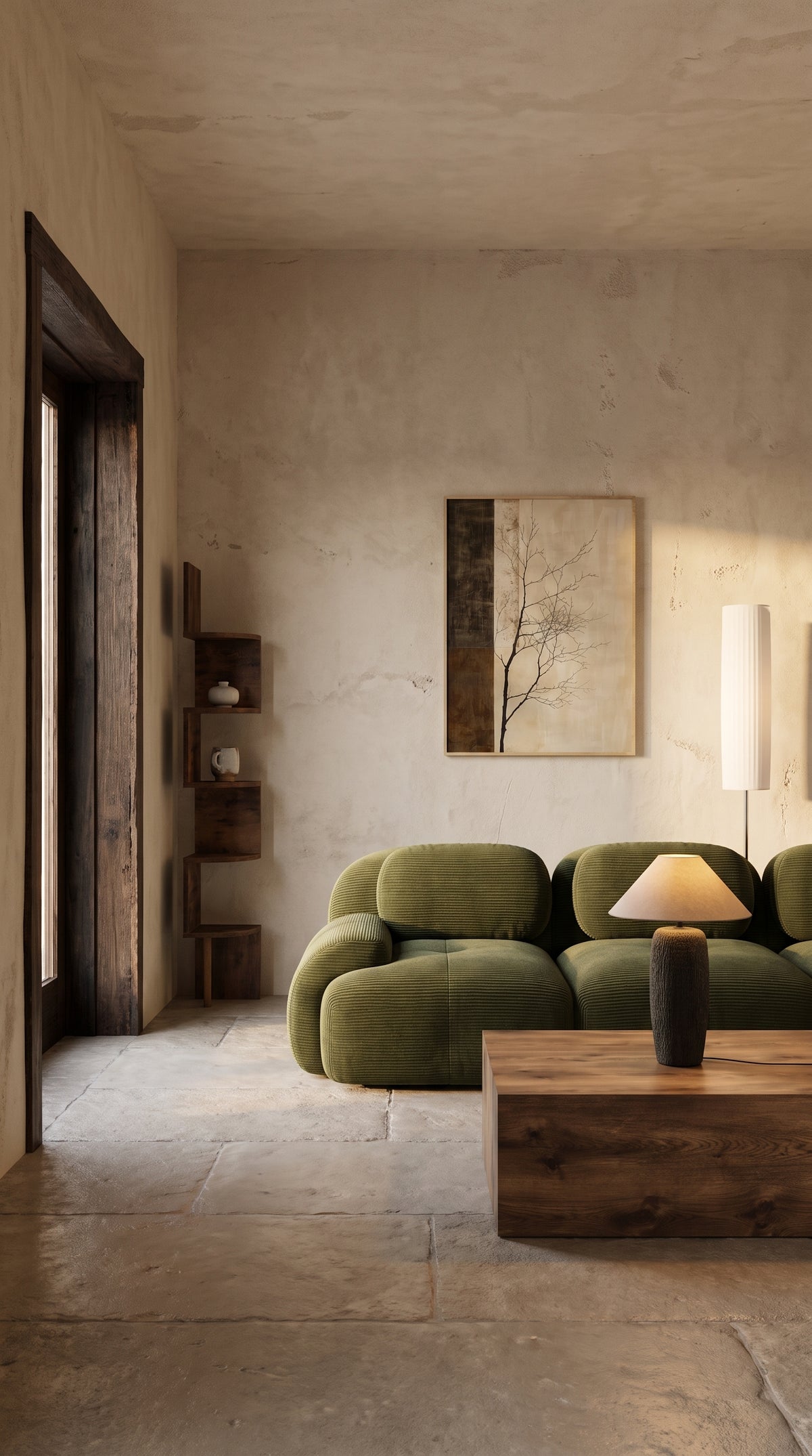 Salon wabi-sabi : canapé arrondi olive, murs en enduit et sol en pierre