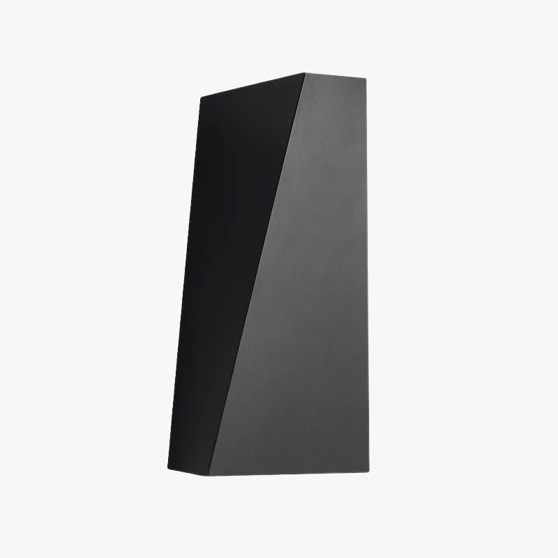 Applique murale LED en biseau noir contre un mur clair