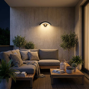 Applique extérieure Oculéil sur une terrasse couverte avec salon de jardin, lumière chaude