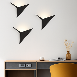 Triangéil en finition dorée dans un couloir